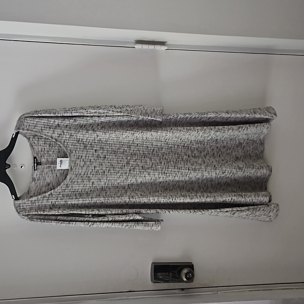 🌟New Size 1X middle length dress from Charlotte Russe. Light & dark gray color.